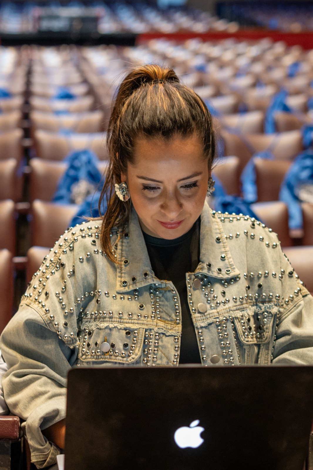 Natalia Jiménez preparando un evento en auditorio